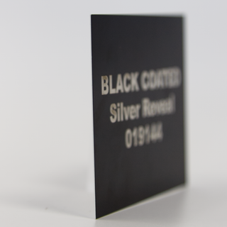 Plaque en argent gravée avec revêtement noir découpée sur mesure