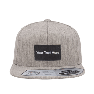 Casquette de baseball gris clair avec patch en cuir personnalisé